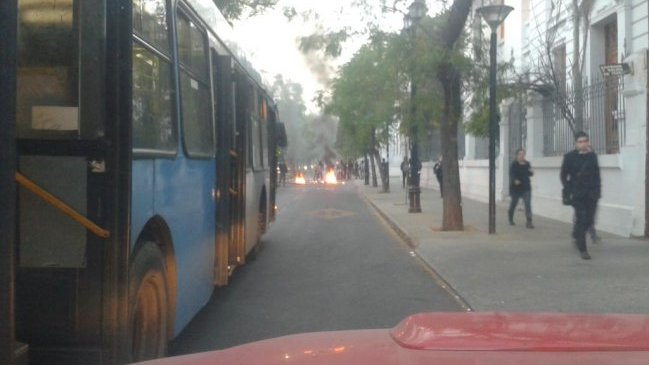 Manifestantes interrumpieron el tránsito frente a Liceo de Aplicación