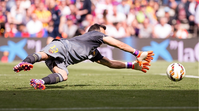 Luis Enrique: Claudio Bravo es un jugador muy completo que nos da soluciones ideales
