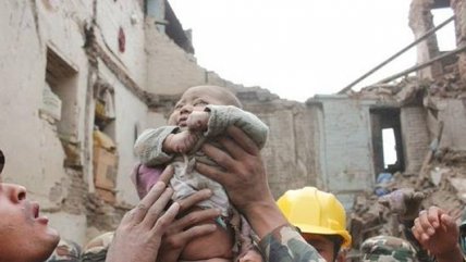   Bebé fue rescatado entre los escombros tras terremoto en Nepal 
