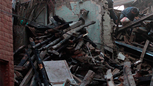 Rescatan con vida a un joven nepalí tras cinco días bajo los escombros