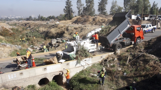 La Florida realizó operativo de limpieza de basura en Quebrada de Macul