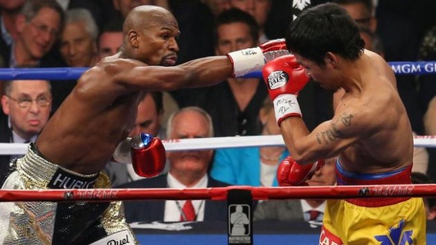 Floyd Mayweather y Manny Pacquiao chocan en la 