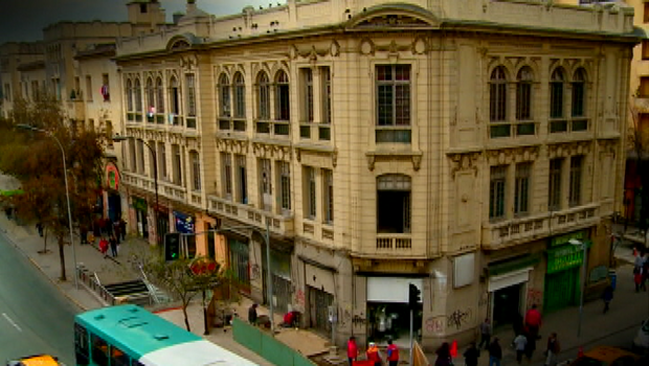 Santiago: Vecinos de edificio protestan por desalojo