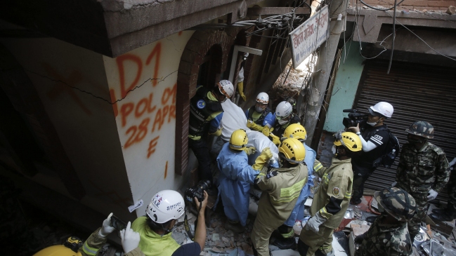 Fallecidos por terremoto de Nepal ya superaron los 7.500