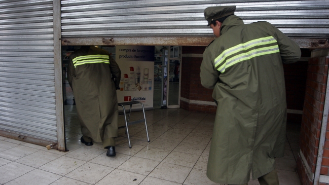 Delincuentes sustrajeron millonario botín en robo a farmacia