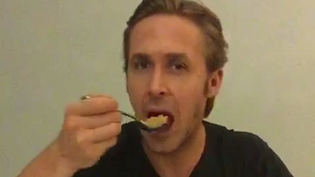 Ryan Gosling se come los cereales para homenajear a creador de popular 