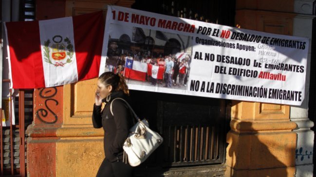 Santiago: Vecinos de edificio con orden de desalojo acusan discriminación