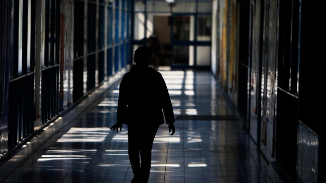 Madre fue detenida en aeropuerto por transportar droga en calcetines de su hija
