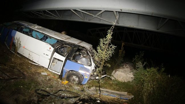 Accidente de minibus en río Tinguiririca en San Fernando dejó cinco fallecidos