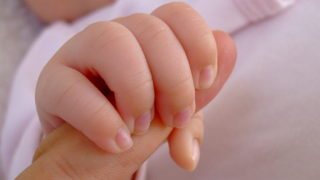 China: Encuentran vivo a un bebé que estuvo enterrado ocho días en una caja