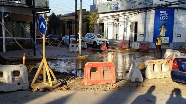 Retroexcavadora dejó sin agua a 8.000 clientes en pleno centro de Quillota