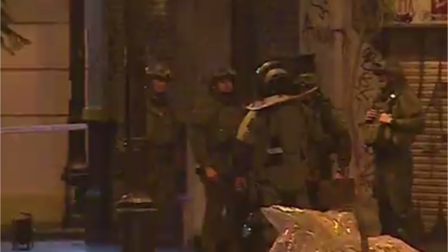 Artefacto incendiario fue instalado en sucursal bancaria en Santiago Centro