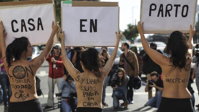 Mujeres argentinas reclaman por su derecho a parir en casa