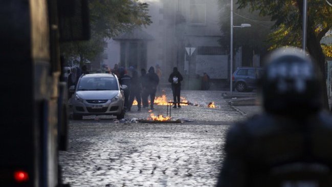 Encapuchados se enfrentaron a Carabineros en Liceo de Aplicación