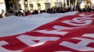Manifestantes de Andha Chile despliegan una bandera gigante