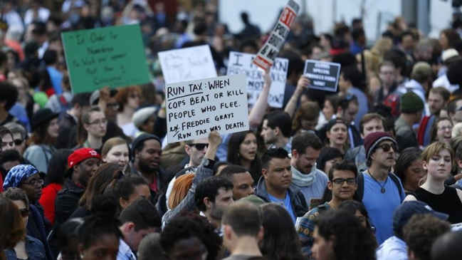 Juez confirmó cargos contra policías por muerte de joven negro en Baltimore