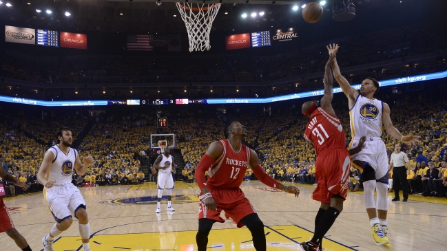 Golden State Warriors venció a Houston Rockets y aumentó su ventaja en la final del Oeste