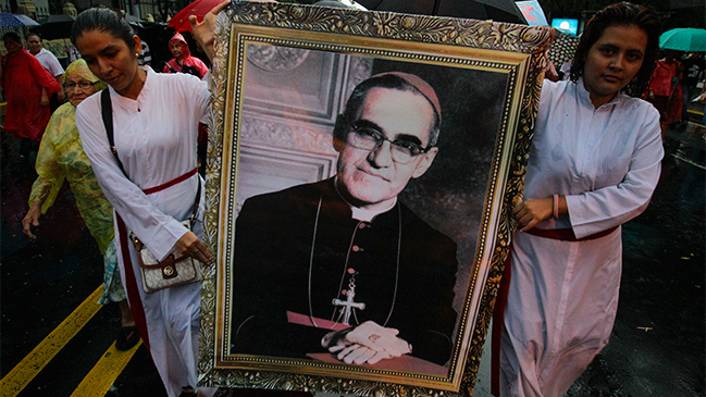 Miles de personas acuden a la beatificación de Romero