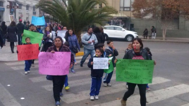 Alumnos protestaron por retraso en construcción de colegio afectado por el 27-F