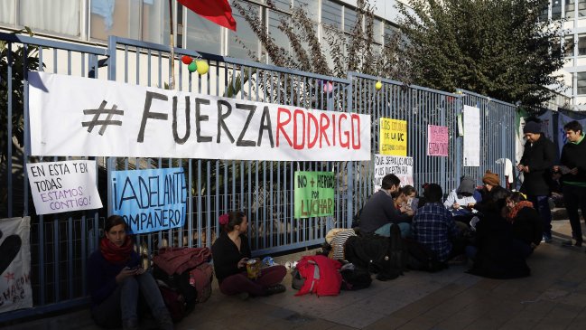Ministros informan de mejoría en el estado de estudiante lesionado en Valparaíso