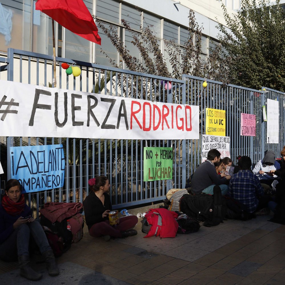 Ministros informan de mejoría en el estado de estudiante lesionado en Valparaíso