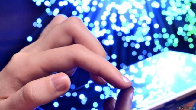 El hombre que hackea teléfonos con un implante debajo de su piel