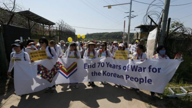 Activistas cruzaron la frontera entre ambas Coreas para promover paz y reconciliación