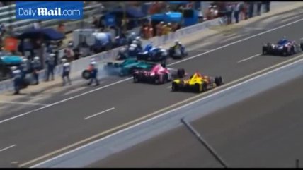   El momento en que James Davison atropelló a dos mecánicos en Indianápolis 