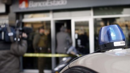   Dos detenidos dejó frustrado asalto a banco en Peñalolén 