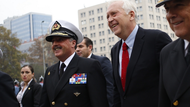 Piden sancionar a mandos de la Armada por usar medallas alusivas al golpe