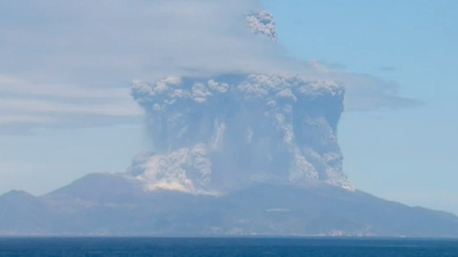 Erupción de un volcán obligó a evacuar una isla al sur de Japón