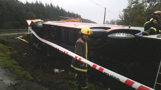 Al menos 20 heridos deja volcamiento de un bus en la Ruta 5 Sur