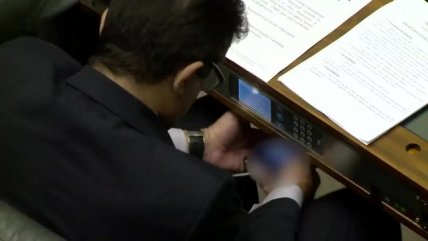   Pillan a diputado brasileño viendo porno en el Parlamento 