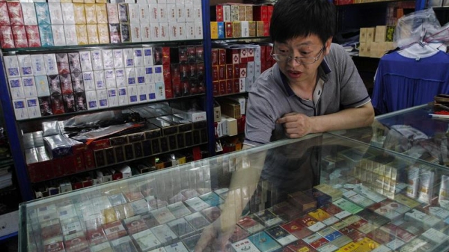 Pekín aprobó estricta ley que impide fumar en lugares públicos