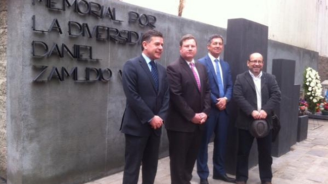 Enviado especial de EE.UU. por los derechos LGBTI visitó memorial de Daniel Zamudio