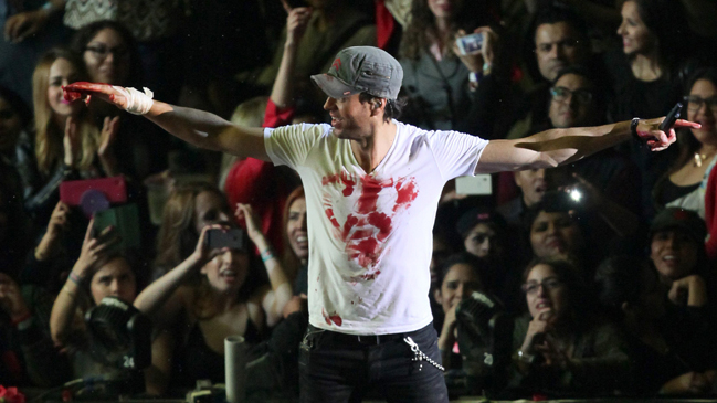 Realizan cirugía reconstructiva a Enrique Iglesias tras accidente con dron