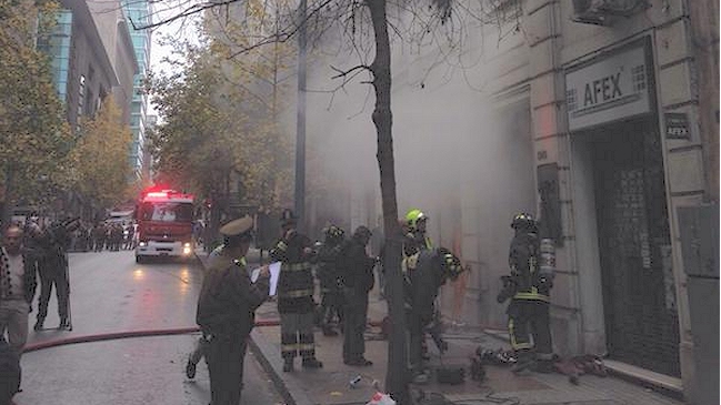 Incendio en sucursal de BancoEstado moviliza a Bomberos al centro de Santiago