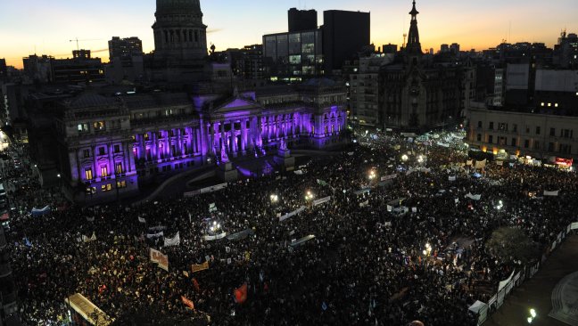 Masiva protesta en Argentina en contra del femicidio