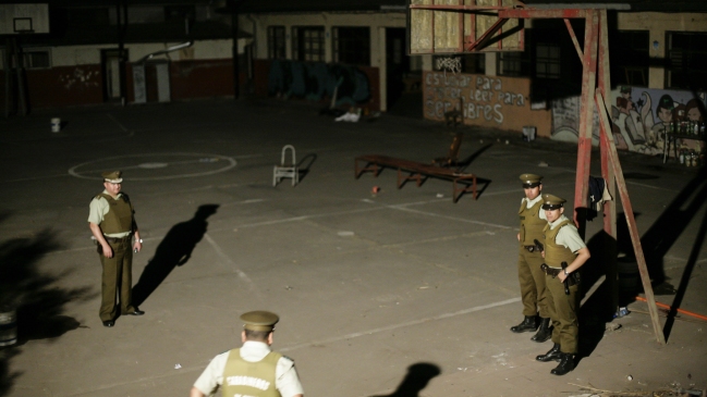 Carabineros realizó desalojo simultáneo de tres liceos tomados en Santiago