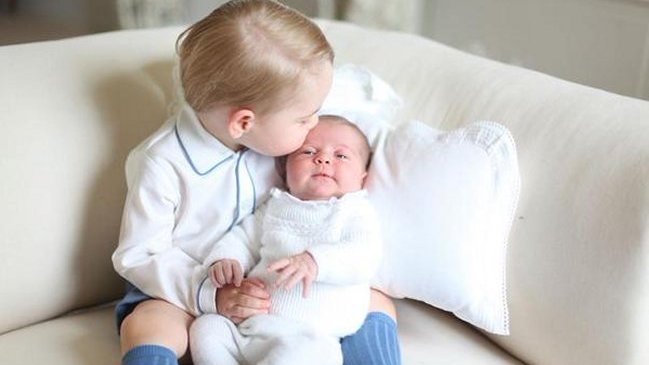 Palacio de Kensington publicó fotos de hijos de príncipes Guillermo y Kate
