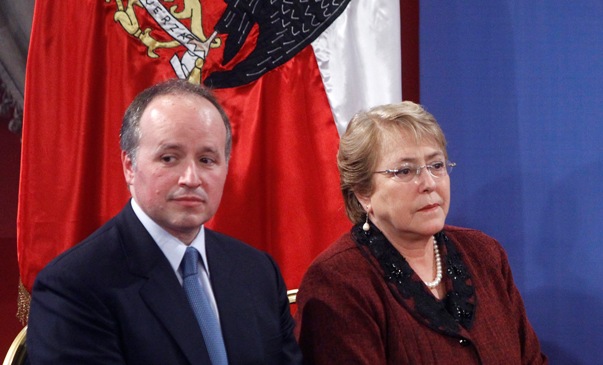 Gobierno: Insunza informó por teléfono su dimisión a la Presidenta