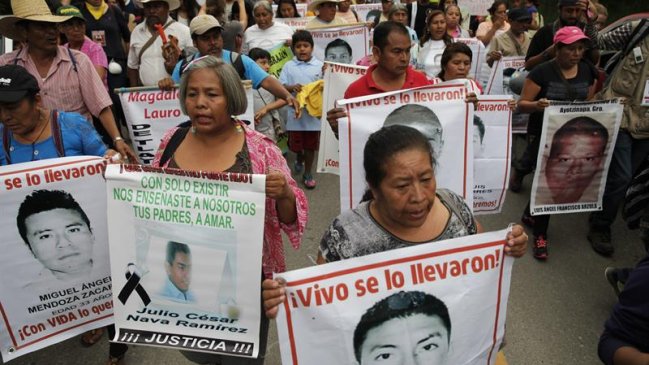México: Padres de desaparecidos destruyen urnas electorales