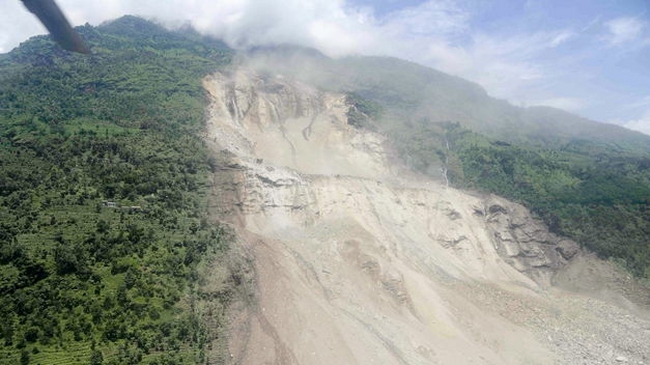 Al menos 13 muertos y 31 desaparecidos dejan deslizamientos de tierra en Nepal