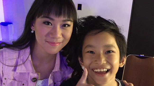 El niño que es feliz tras el divorcio de sus padres