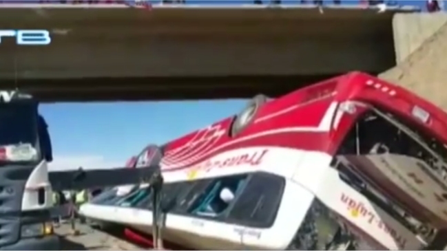Seis muertos, entre ellos una chilena, dejó volcamiento de bus en Bolivia