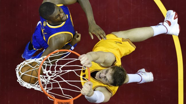 Cleveland Cavaliers y Golden State Warriors se enfrentan en el cuarto partido de las finales