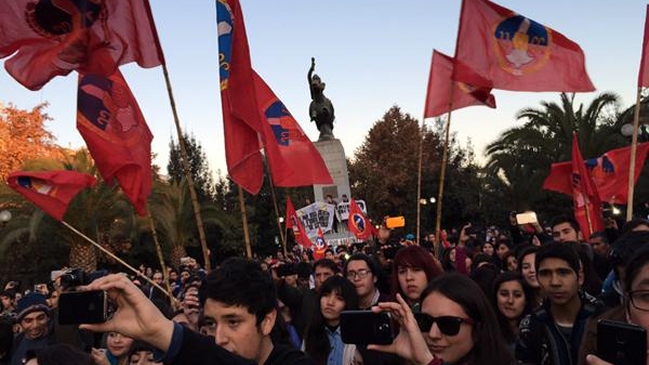 Realizan acto en honor de estudiantes asesinados en Valparaíso