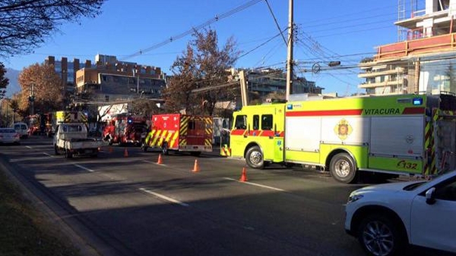 Evacuan edificio por emergencia química en Vitacura