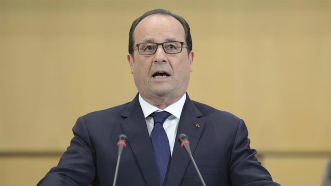 Hollande llamó a Grecia a retomar negociación con acreedores 