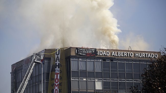 U. Alberto Hurtado: Incendio se produjo en el contexto de una ocupación ilegal
